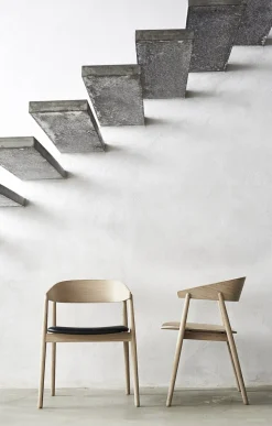 AC2 armchair Oak white pigm. lacquer leather seat