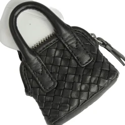 Amayambg Charm, Weave