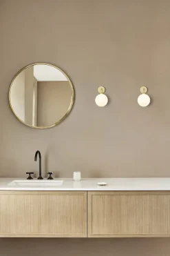 Apiales Wall Hard-wired, brushed brass / opal