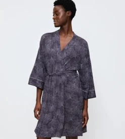 Aura Spotlight Robe 01