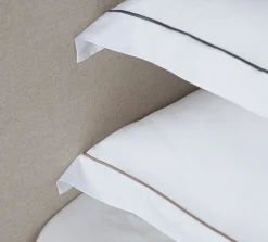 Egyptisk sengesæt med broderet stikning