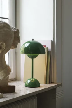 Flowerpot Portable Lamp VP9, Magnetic Charger