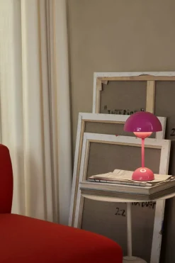 Flowerpot Portable Lamp VP9, Magnetic Charger