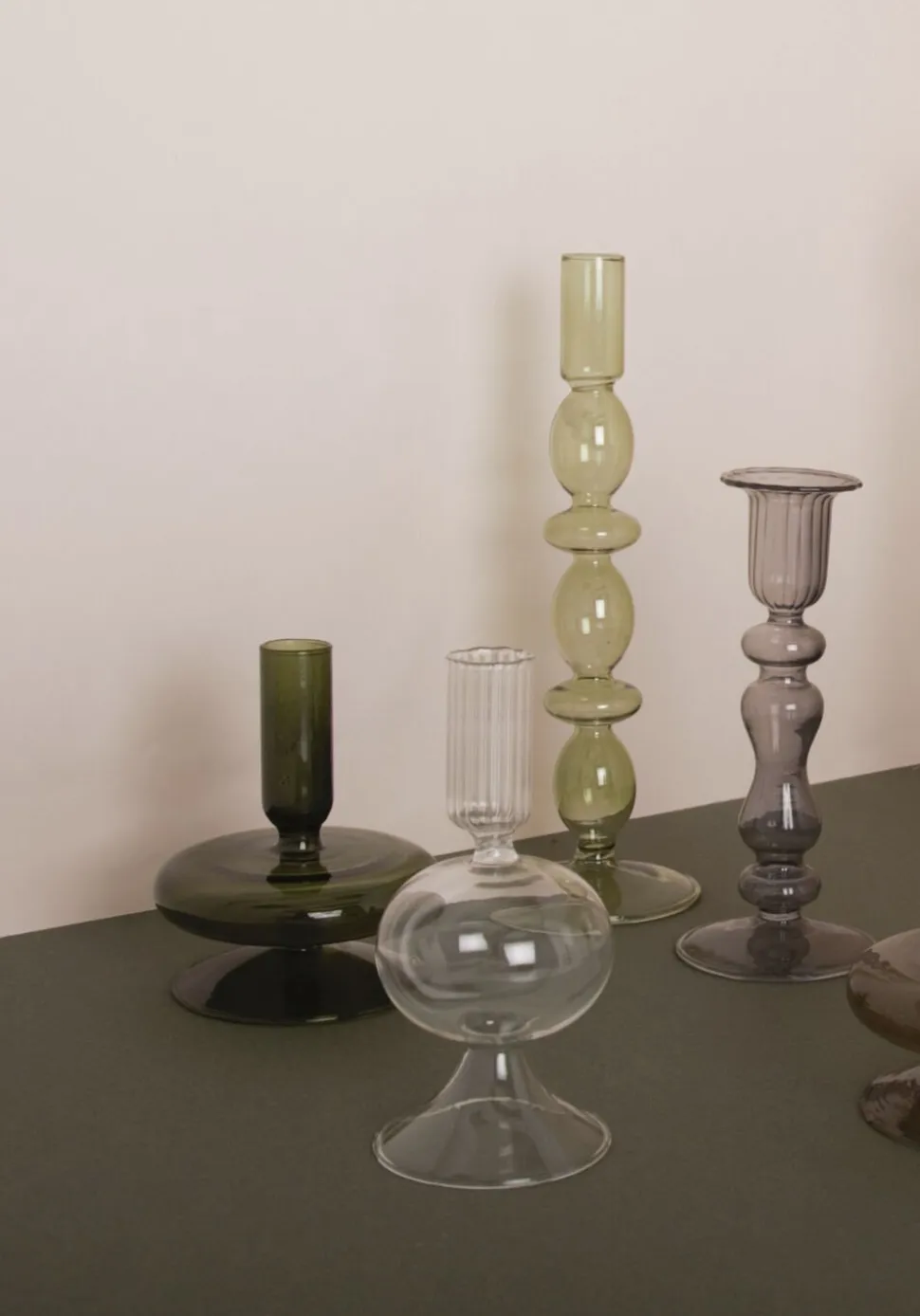 Glas lysestage, lys grøn, 25xø9 cm