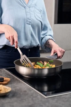 Simplify Stegepande, 28 cm, 18/10 rustfrit stål, Keramisk be