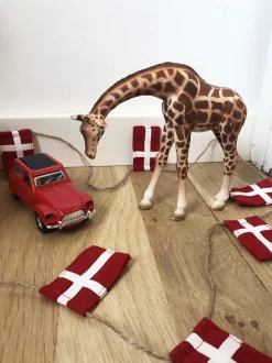 Stor flagranke med Dannebrogsflag